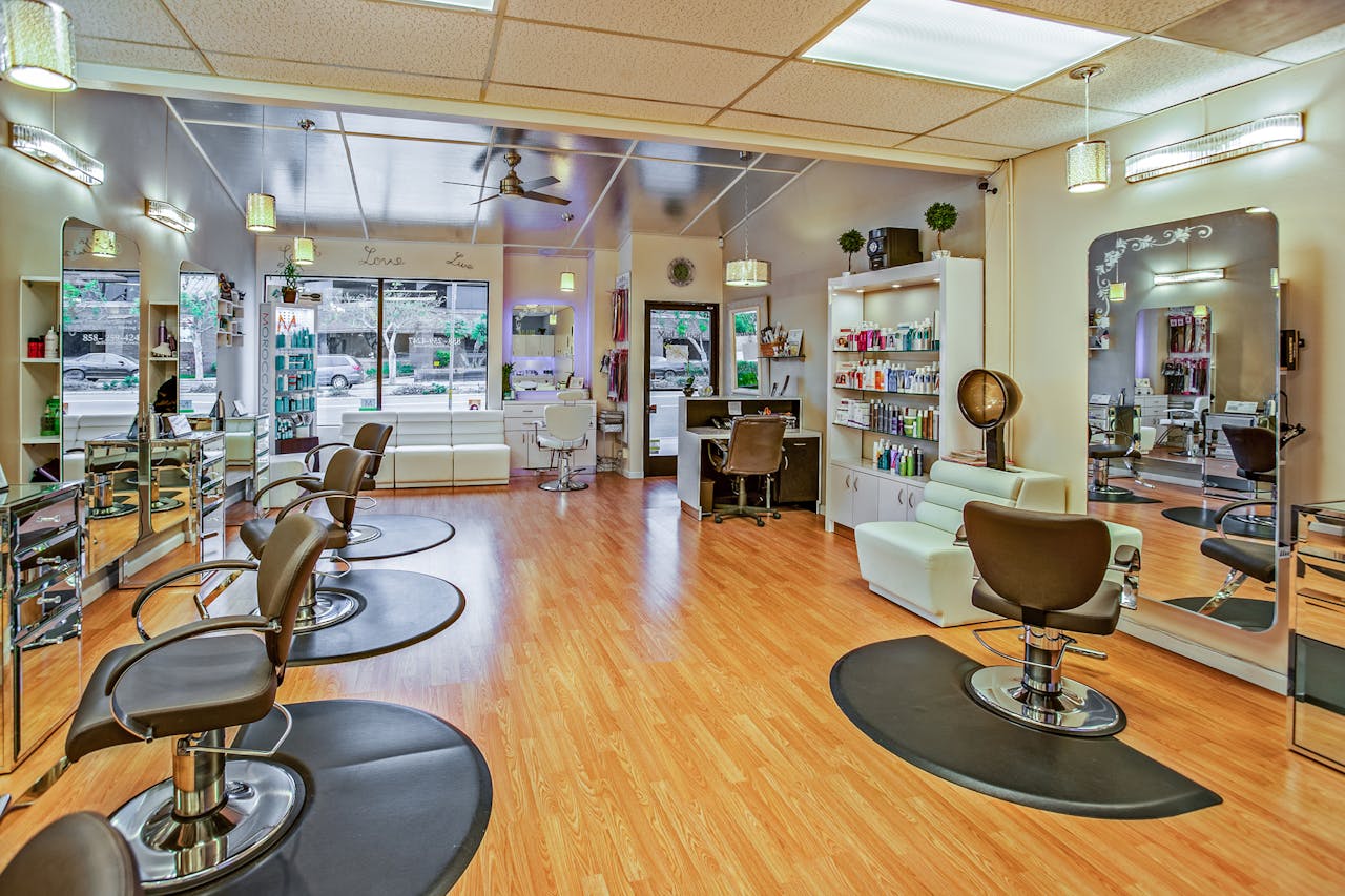 gallery-05 Spacious hair salon in Del Mar, California featuring contemporary design and ample seating.